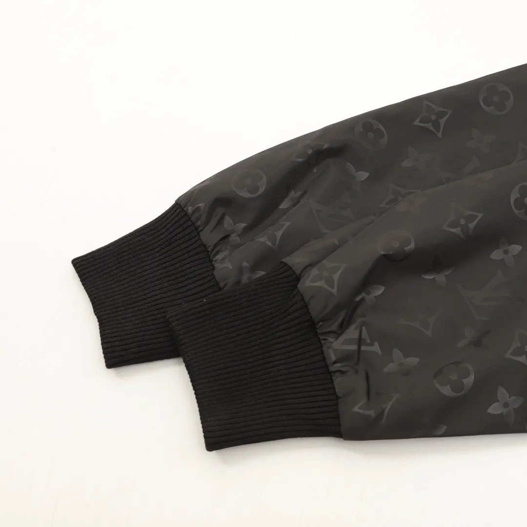 🅿️570 Louis Vuitton/Louis Vuitton All-over Printed Presbyopic Workwear Pocket Windbreaker Zipper Jacket Purchase the original version and have it printed immediately. The fabric is made of custom densely spun technical fabric that is light and thin, and the upper body is silky and breathable. Infrared positioning cutting, workwear-style windbreaker design, the upper body is invincible and versatile. All details are customized and developed, and all hardware and accessories are restored to ZP. Size：XS-L
